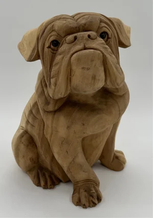Træfigur af en engelsk bulldog hund der sidder ned, håndlavet i træ fra Bali