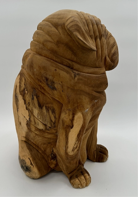 Træfigur af en engelsk bulldog hund der sidder ned, håndlavet i træ fra Bali