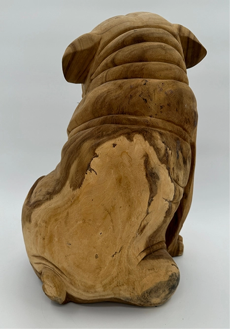 Træfigur af en engelsk bulldog hund der sidder ned, håndlavet i træ fra Bali