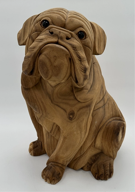 Træfigur af en engelsk bulldog hund der sidder ned, håndlavet i træ fra Bali, med mange detaljer i træet