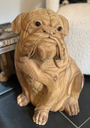 Bulldog fra Bali H: 50 cm. Træfigur af en engelsk bulldog hund der sidder ned, håndlavet i træ fra Bali, med mange detaljer i træet
