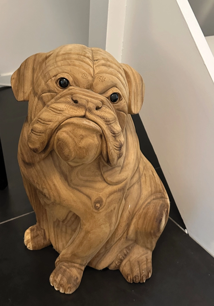 Bulldog fra Bali H: 50 cm. Træfigur af en engelsk bulldog hund der sidder ned, håndlavet i træ fra Bali, med mange detaljer i træet