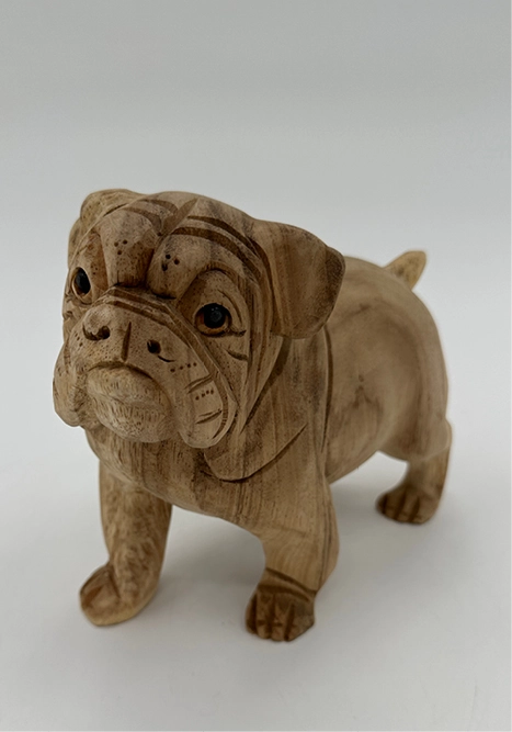 Træfigur håndlavet på Bali af en stående engelsk bulldog. Med mange farvenuancer og detaljer i træet