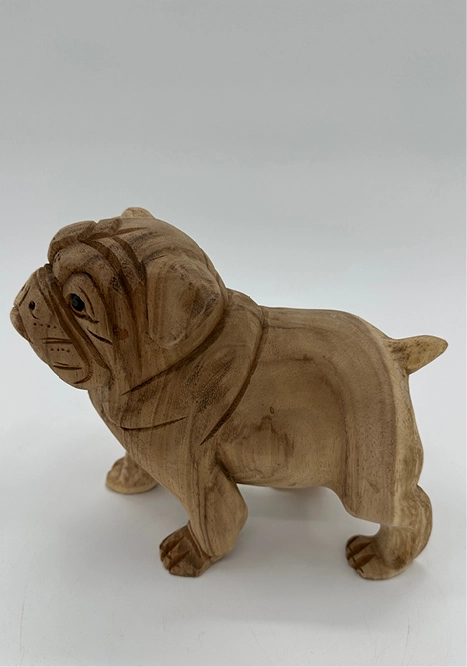 Træfigur håndlavet på Bali af en stående engelsk bulldog. Med mange farvenuancer og detaljer i træet