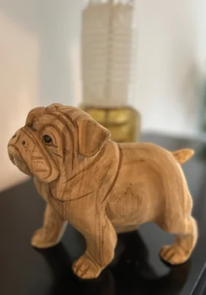 Træfigur håndlavet på Bali af en stående hund, engelsk bulldog. Med mange farvenuancer og detaljer i træet. H: 18 cm