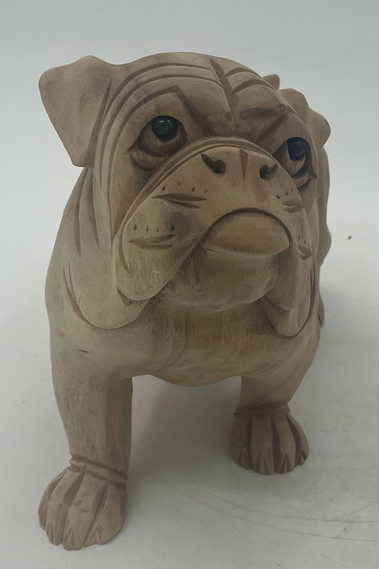 Håndskåret Engelsk bulldog i lyst træ stående på alle fire ben. Håndlavet på Bali