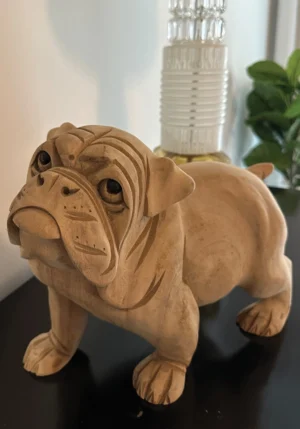 Håndskåret Engelsk bulldog i lyst træ stående på alle fire ben. Håndlavet på Bali. H: 25 cm