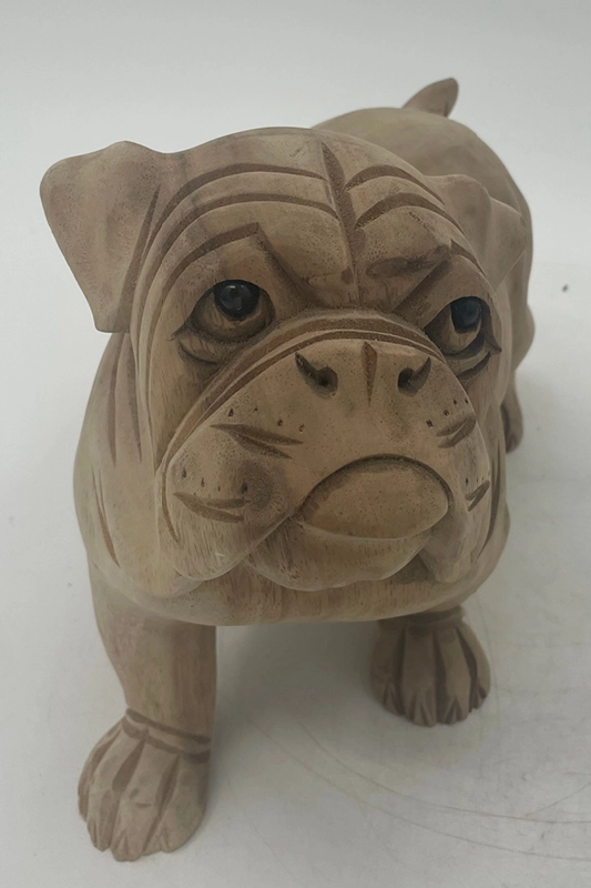 Håndskåret Engelsk bulldog i lyst træ stående på alle fire ben. Håndlavet på Bali