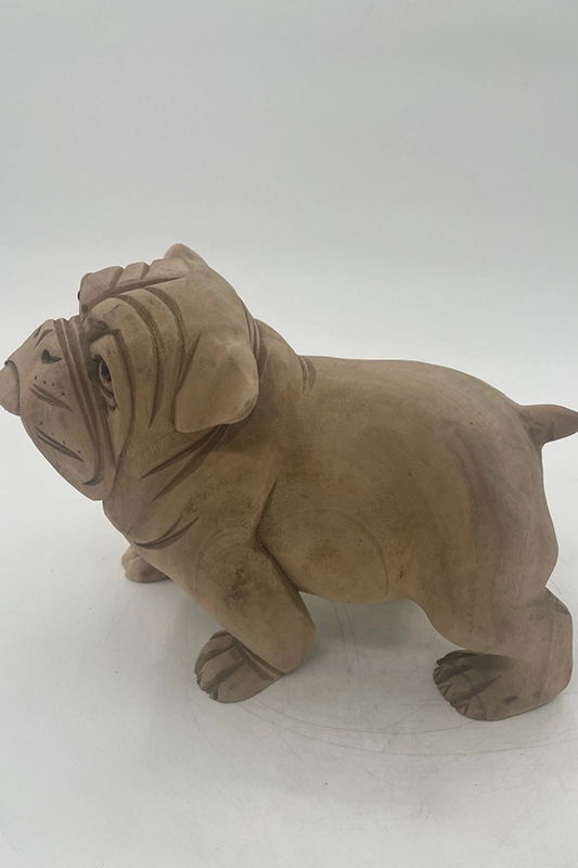 Håndskåret Engelsk bulldog i lyst træ stående på alle fire ben. Håndlavet på Bali