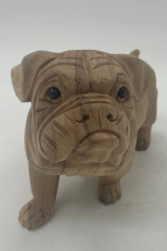 Håndlavet træfigur af en Engelsk bulldog i lyst træ, stående på alle fire ben. Fra Bali