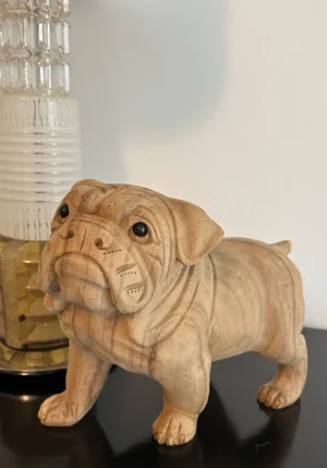 Håndlavet træfigur af en Engelsk bulldog i lyst træ, stående på alle fire ben. Fra Bali