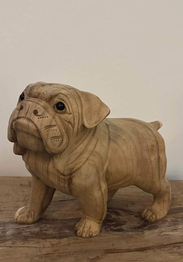 Håndlavet træfigur af en Engelsk bulldog i lyst træ, stående på alle fire ben. Fra Bali