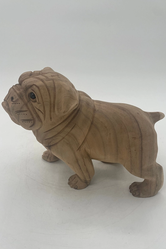 Håndlavet træfigur af en Engelsk bulldog i lyst træ, stående på alle fire ben. Fra Bali