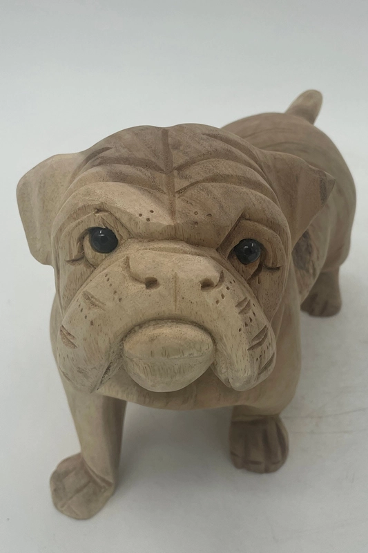 Flot træfigur af en engelsk bulldog. I et farvemix af lyse brune nuancer. Handlavet i træ på Bali