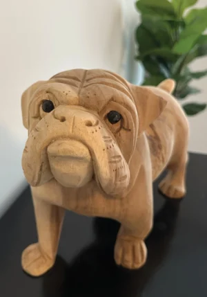 Flot træfigur af en engelsk bulldog H: 25 cm. I et farvemix af lyse brune nuancer. Handlavet i træ på Bali