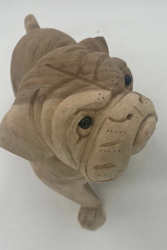 Flot træfigur af en engelsk bulldog. I et farvemix af lyse brune nuancer. Handlavet i træ på Bali