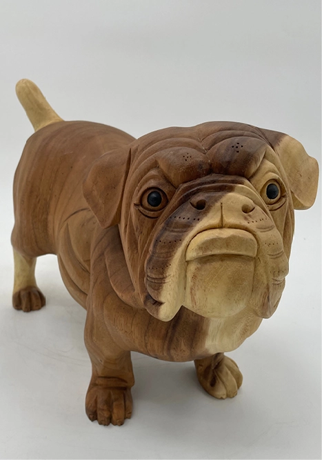 Stående engelsk bulldog hund i træ. Lavet på Bali. Flot farvespil i træet