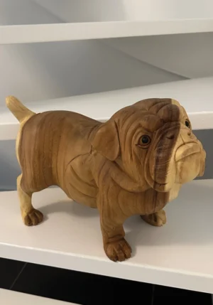 Stående engelsk bulldog hund i træ H: 29 cm. Lavet på Bali. Flot farvespil i træet