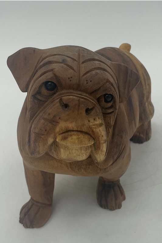 Engelsk bulldog i træ stående på alle fire ben. Håndlavet på Bali