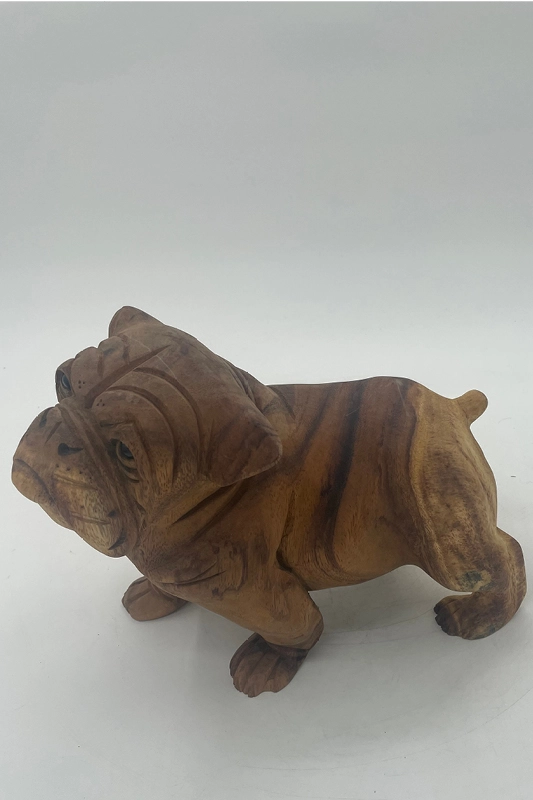 Engelsk bulldog i træ stående på alle fire ben. Håndlavet på Bali