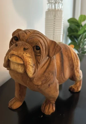 Engelsk bulldog i træ stående på alle fire ben. Håndlavet på Bali. Højde 25 cm