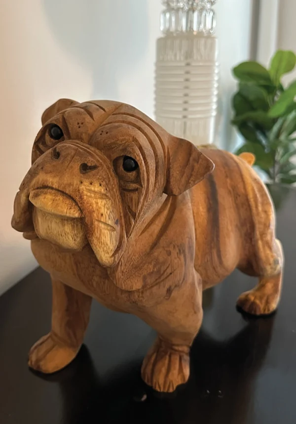 Engelsk bulldog i træ stående på alle fire ben. Håndlavet på Bali. Højde 25 cm