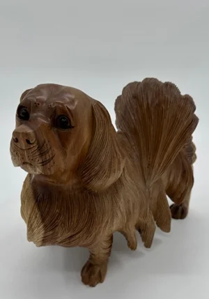 Håndlavet træfigur af en langhåret gravhund. Træhund fra Bali