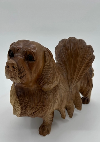 Håndlavet træfigur af en langhåret gravhund. Træhund fra Bali