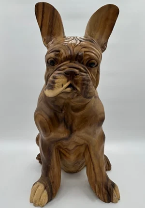 Træhund figur håndlavet på Bali. Træfigur af en siddende fransk bulldog.