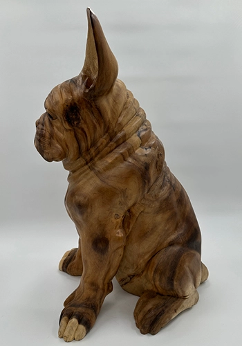 Træhund figur håndlavet på Bali. Træfigur af en siddende fransk bulldog.