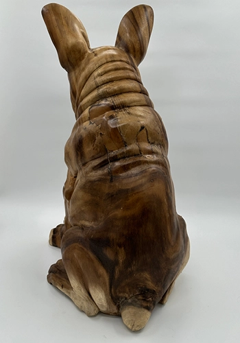 Træhund figur håndlavet på Bali. Træfigur af en siddende fransk bulldog.