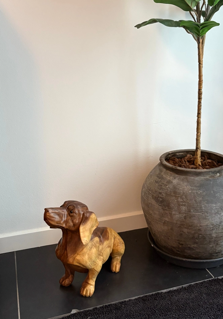 Siddende gravhund træfigur håndlavet på Bali. Unik træfigur af en sød gravhund