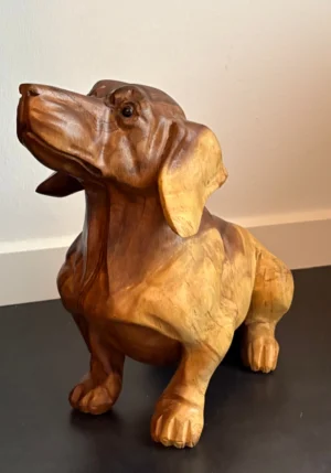 Siddende gravhund træfigur håndlavet på Bali. Unik træfigur af en sød gravhund