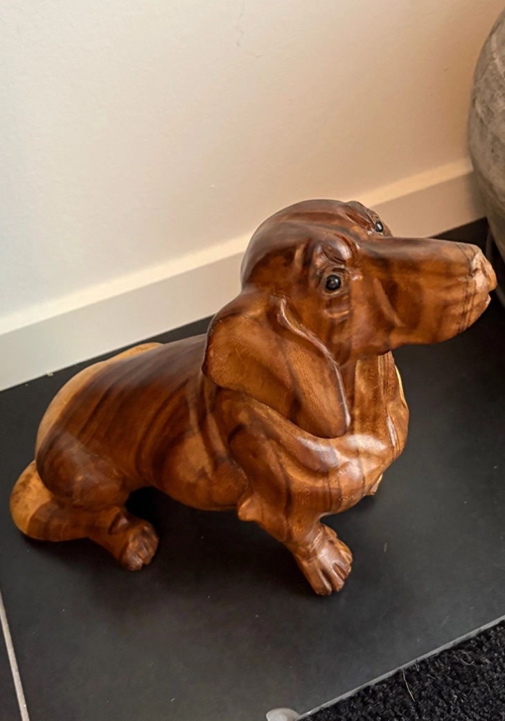 Siddende gravhund træfigur håndlavet på Bali. Unik træfigur af en sød gravhund