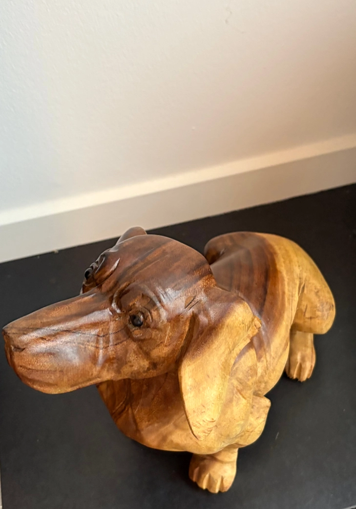 Siddende gravhund træfigur håndlavet på Bali. Unik træfigur af en sød gravhund