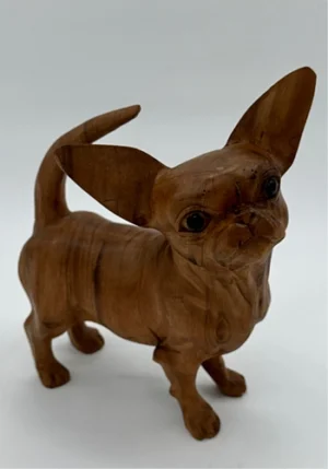 Chihuahua træhund figur håndlavet i suar træ på Bali. Stående træhund
