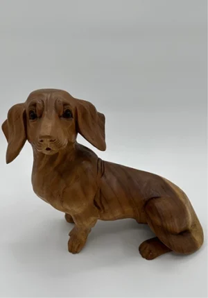Håndlavet gravhund træfigur håndskæret i suar træ på Bali.