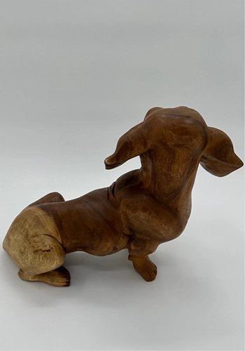 Håndlavet gravhund træfigur håndskæret i suar træ på Bali.