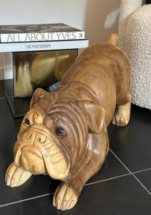 Engelsk Bulldog træfigur håndlavet på Bali. Liggende med rumpen op i vejret. 50 cm lang og 32 cm høj
