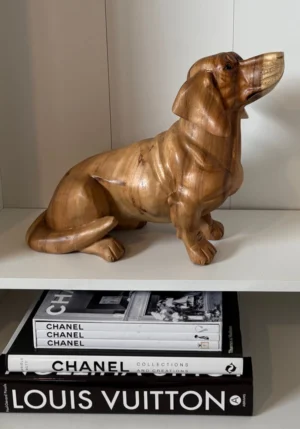 Håndlavet gravhund i massiv suar træ fra Bali. Siddende træfigur, med flotte udskærne detaljer